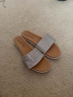 Wild Pair Safirah2 Slides Size 9.5 Silver Rhinestone Sandals